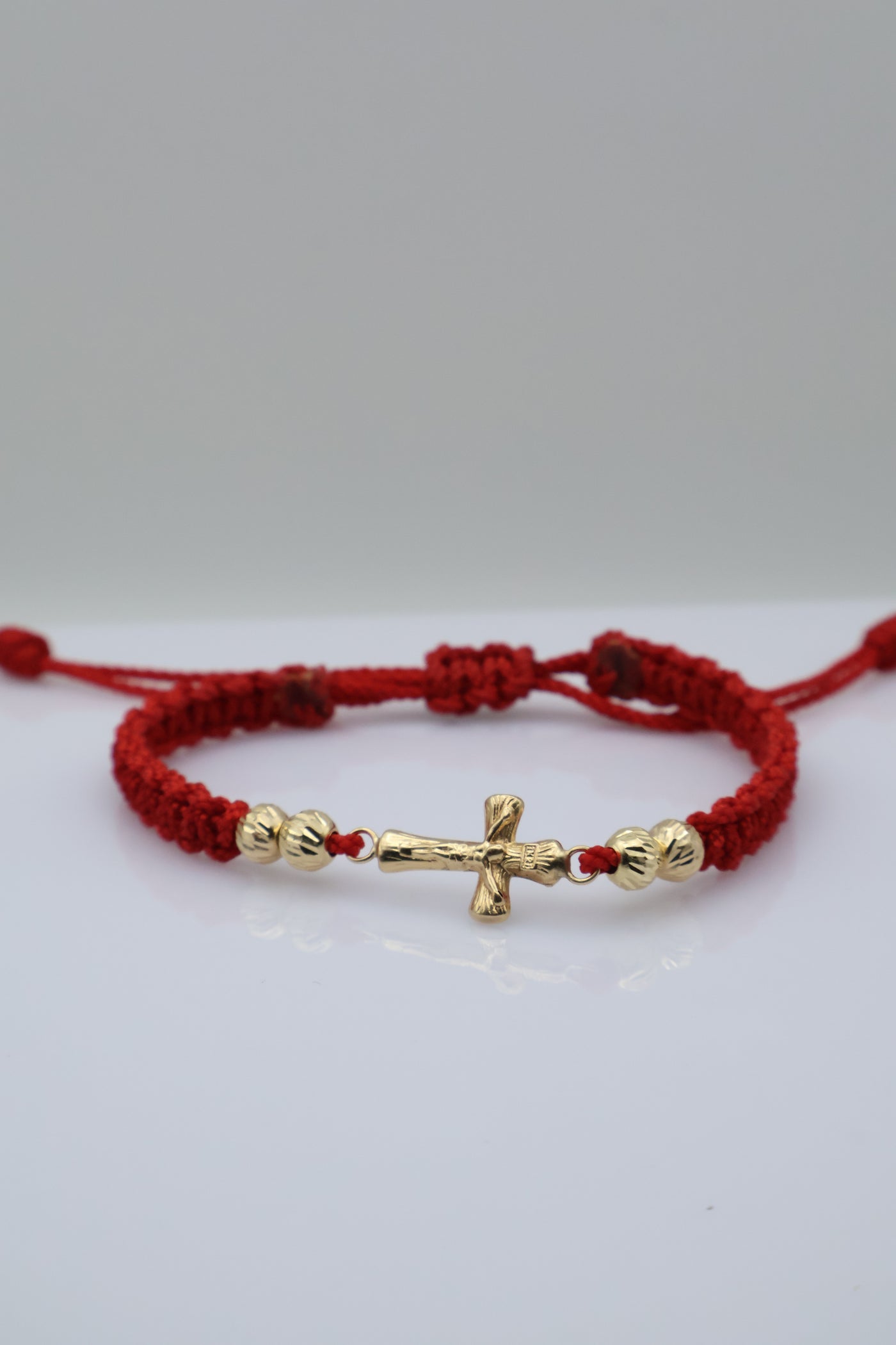 Cruz tallada roja